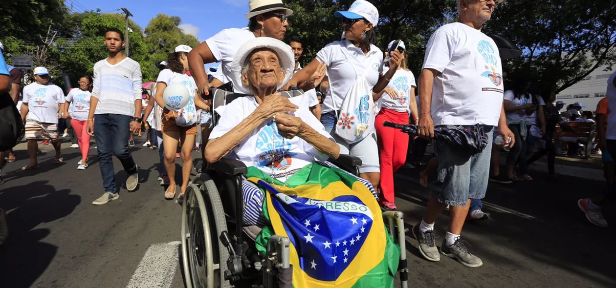 Pessoas seguem na Caminhada da Fraternidade
