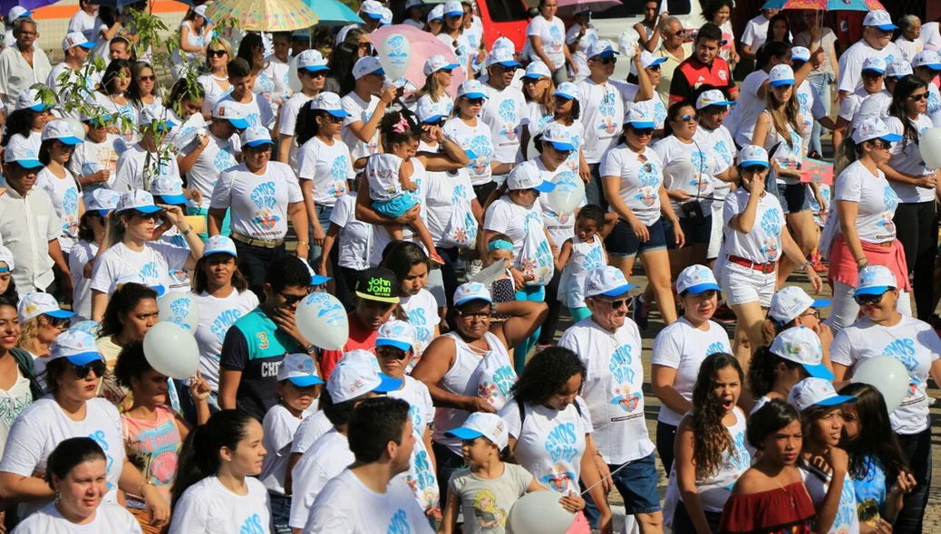 Pessoas seguem percurso da Caminhada da Fraternidade 