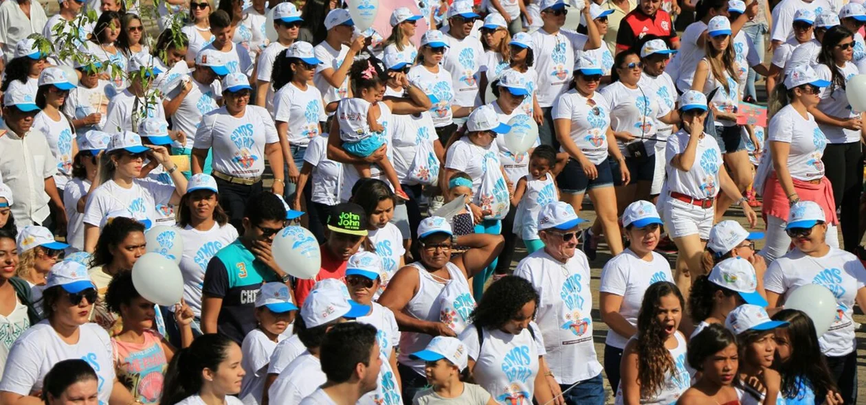 Pessoas seguem percurso da Caminhada da Fraternidade 