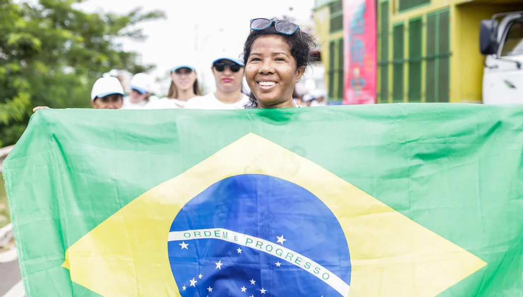 Senhora com bandeira do Brasil na Caminhada 