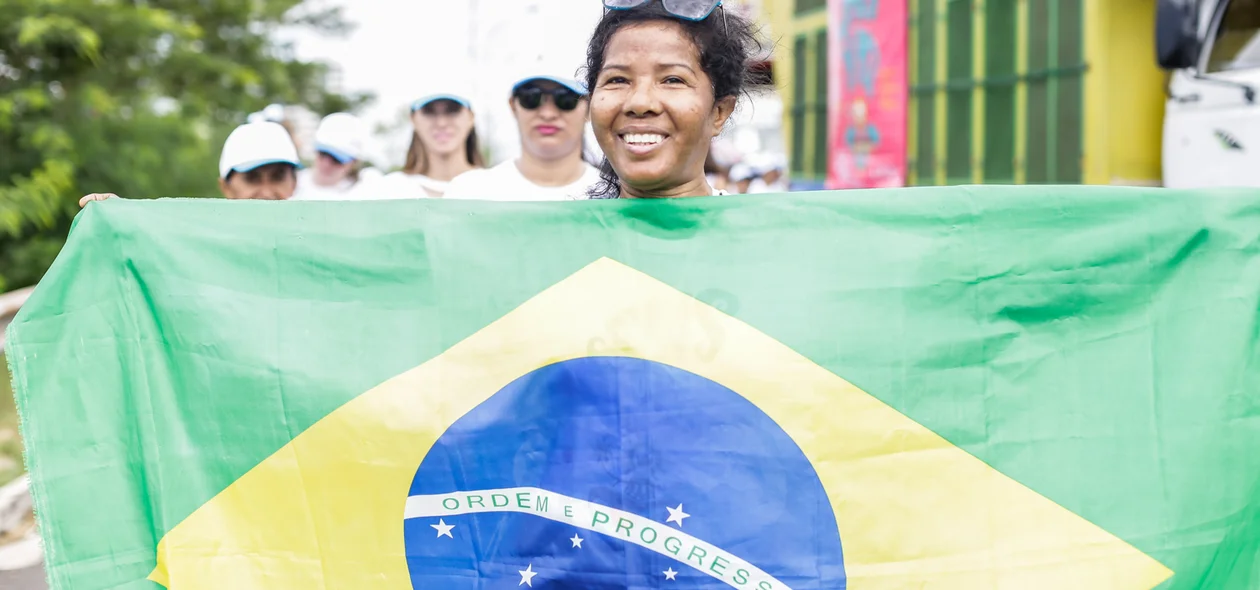 Senhora com bandeira do Brasil na Caminhada 