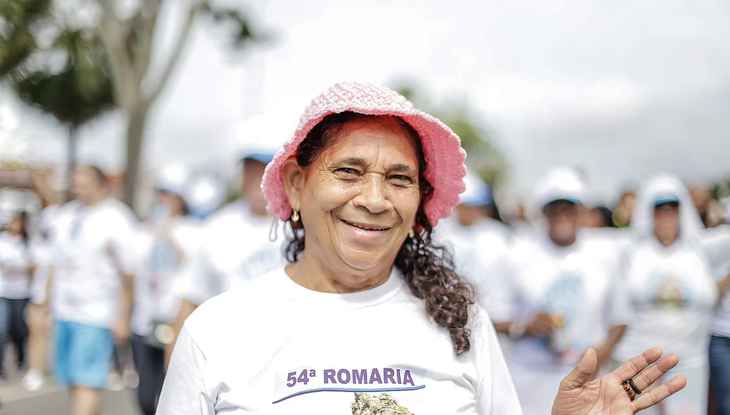 Senhora feliz na Caminhada da Fraternidade