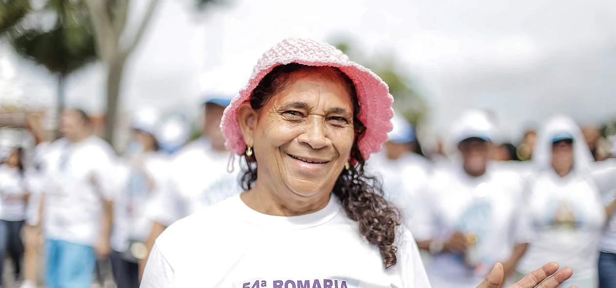 Senhora feliz na Caminhada da Fraternidade