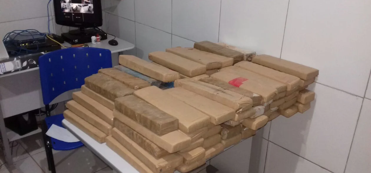 Foi apreendido quase 85 kg de entorpecente.