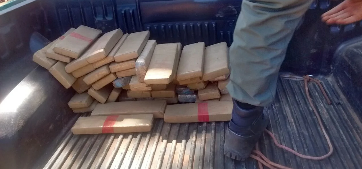 Parte da droga encontrada em fundo falso de veículo em Gilbués.