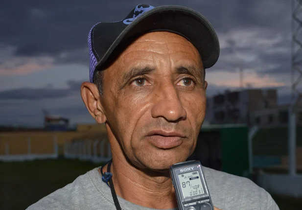 Treinador Batista lamenta eliminação da equipe