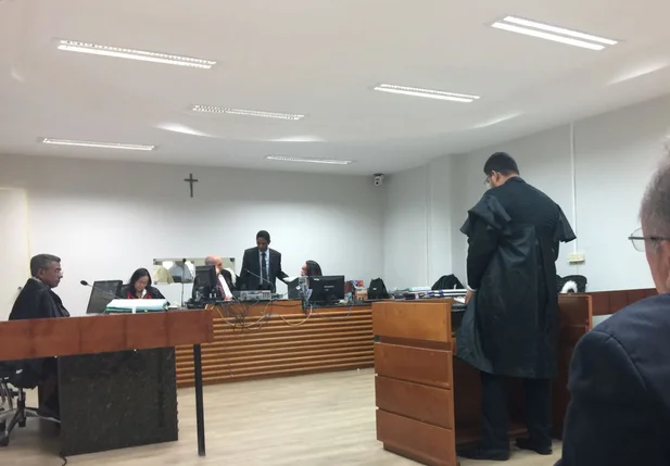 Advogado Nivaldo Filho fazendo sustentação oral