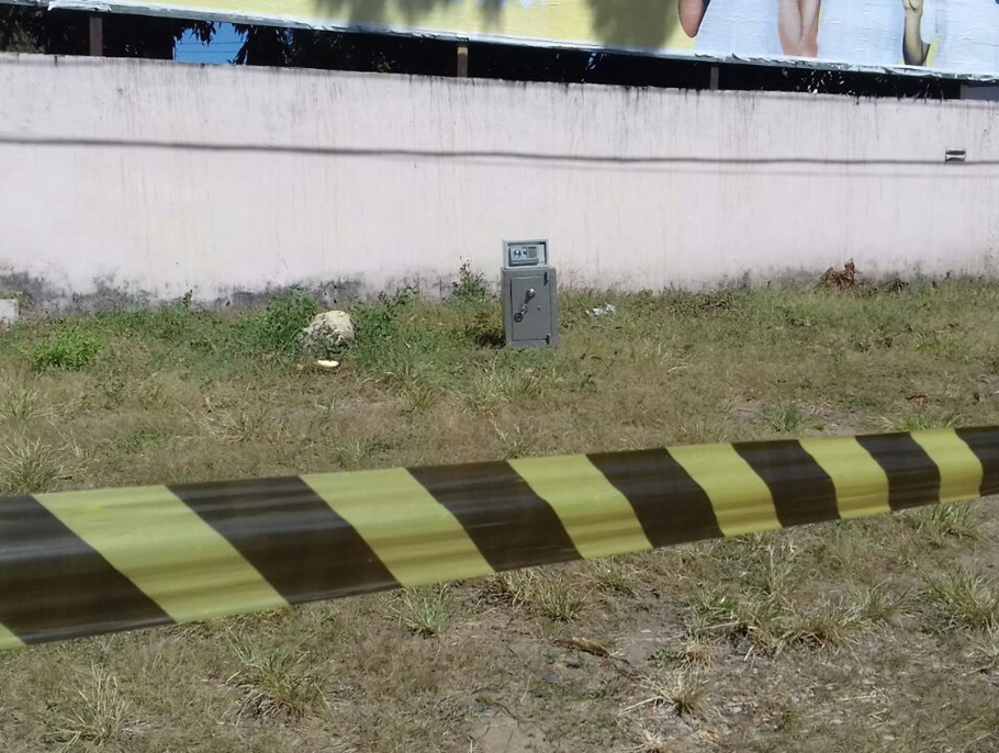 Cofres deixados em frente a residência da Avenida João XXIII