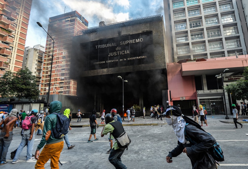 Manifestantes queimam prédio na Venezuela