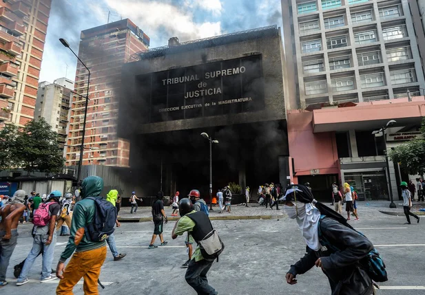 Manifestantes queimam prédio na Venezuela