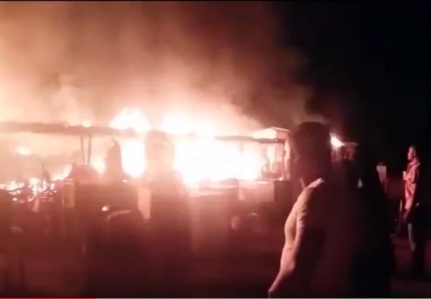 Barracas pegam fogo durante festejo