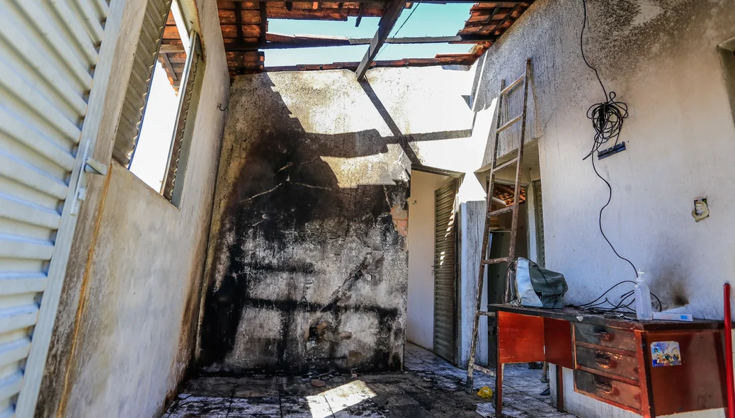 Casa pega fogo no Jacinta Andrade