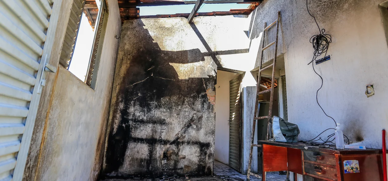 Casa pega fogo no Jacinta Andrade