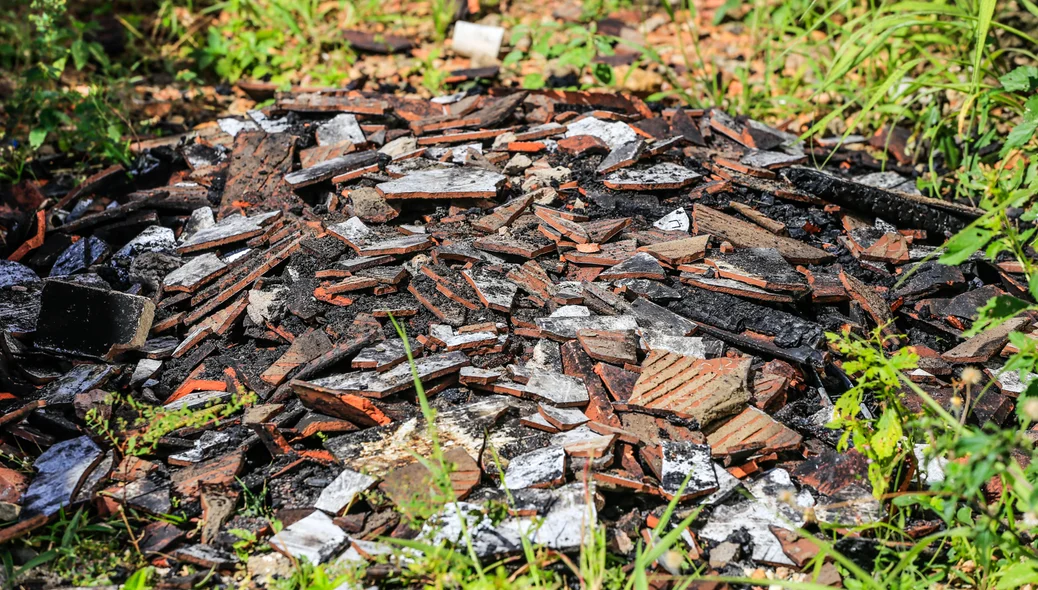 Cerâmica jogada fora, por causa do incêndio