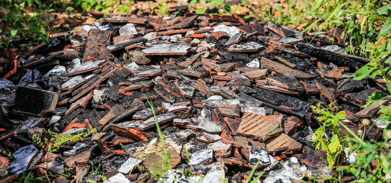Cerâmica jogada fora, por causa do incêndio