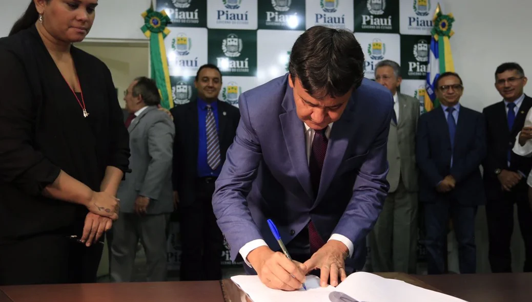 Governador durante lançamento da Universidade Aberta do Piauí