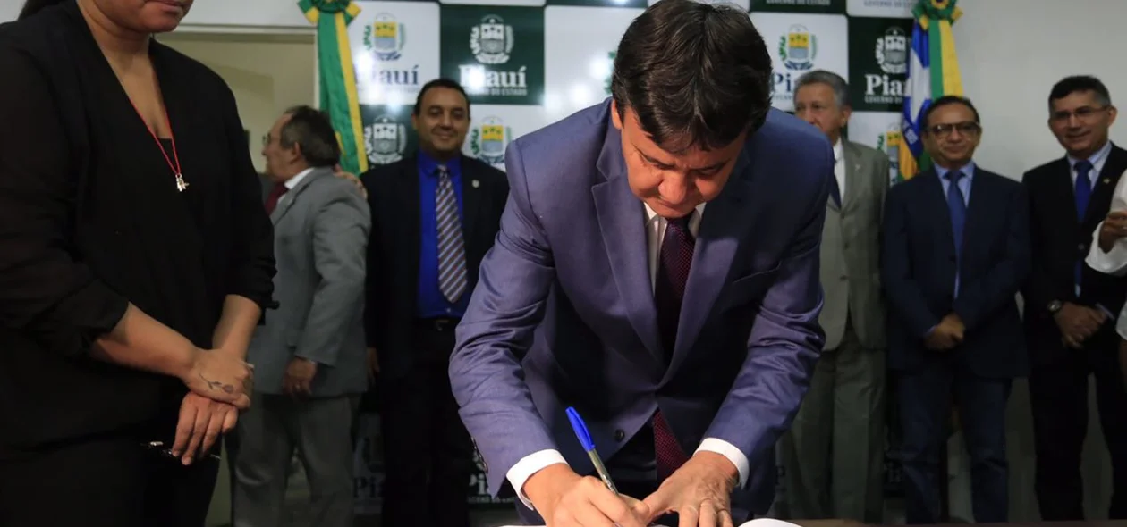 Governador durante lançamento da Universidade Aberta do Piauí