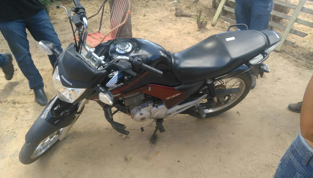 Polícia apreende moto durante Operação