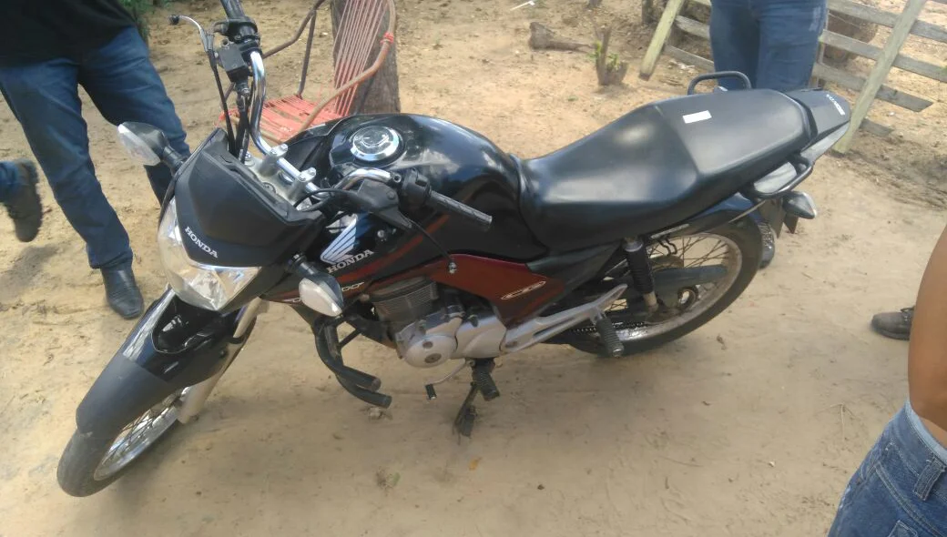 Polícia apreende moto durante Operação