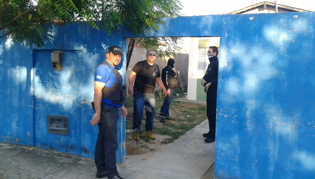 Policiais cumprem mandado de prisão e apreensão na Operação Kleptes