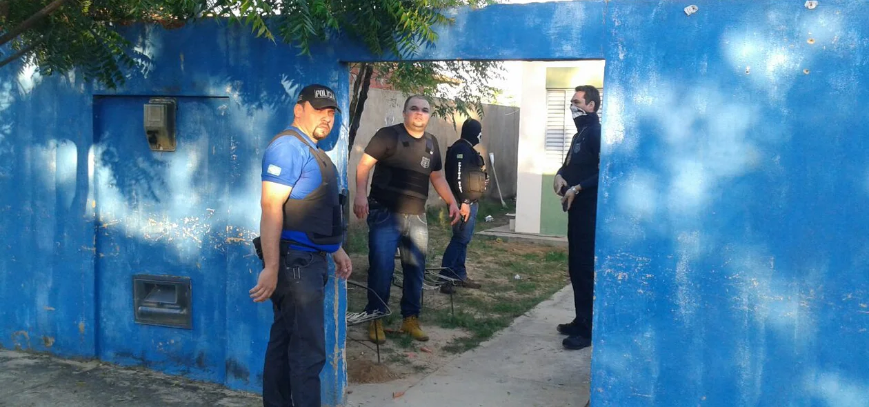 Policiais cumprem mandado de prisão e apreensão na Operação Kleptes