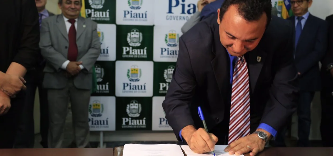 Reitor da Uespi também assina termo durante solenidade