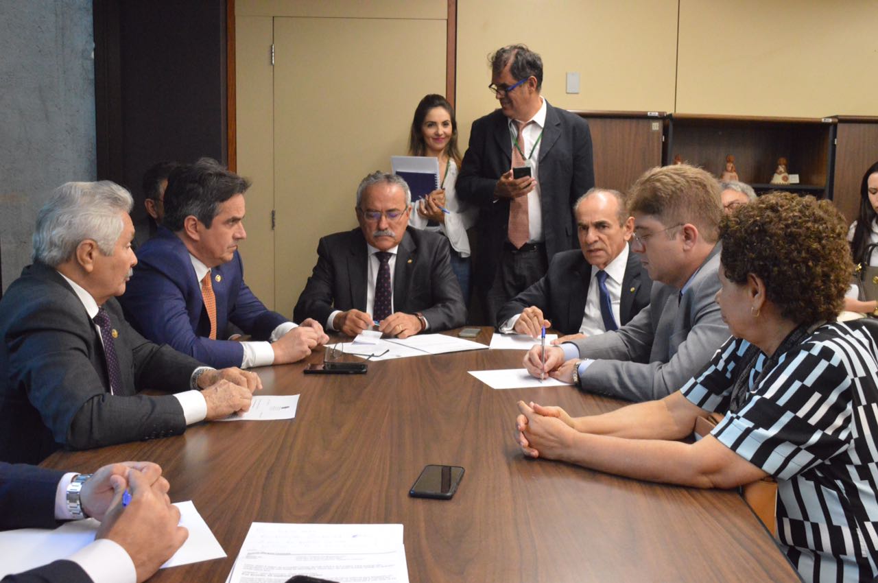 Reunião entre deputados e senadores