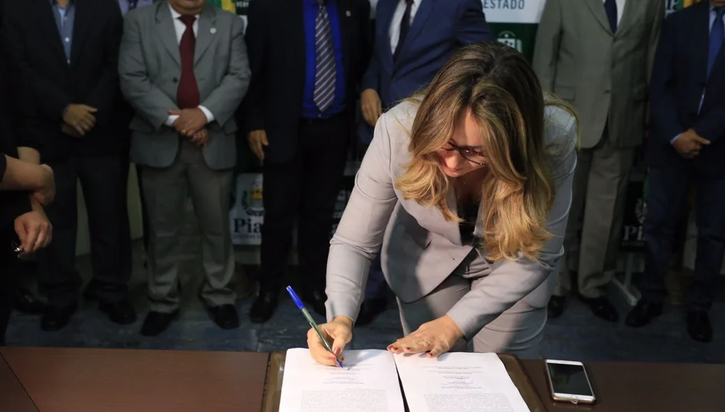 Secretária de Educação assina termo em lançamento de edital