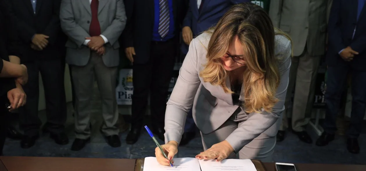 Secretária de Educação assina termo em lançamento de edital