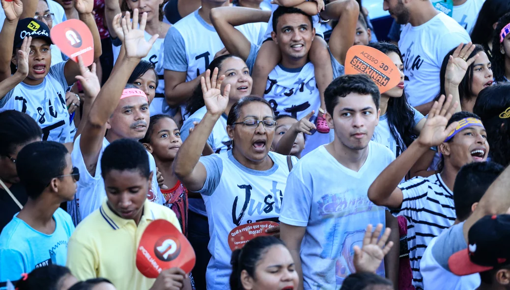Fiéis orando 