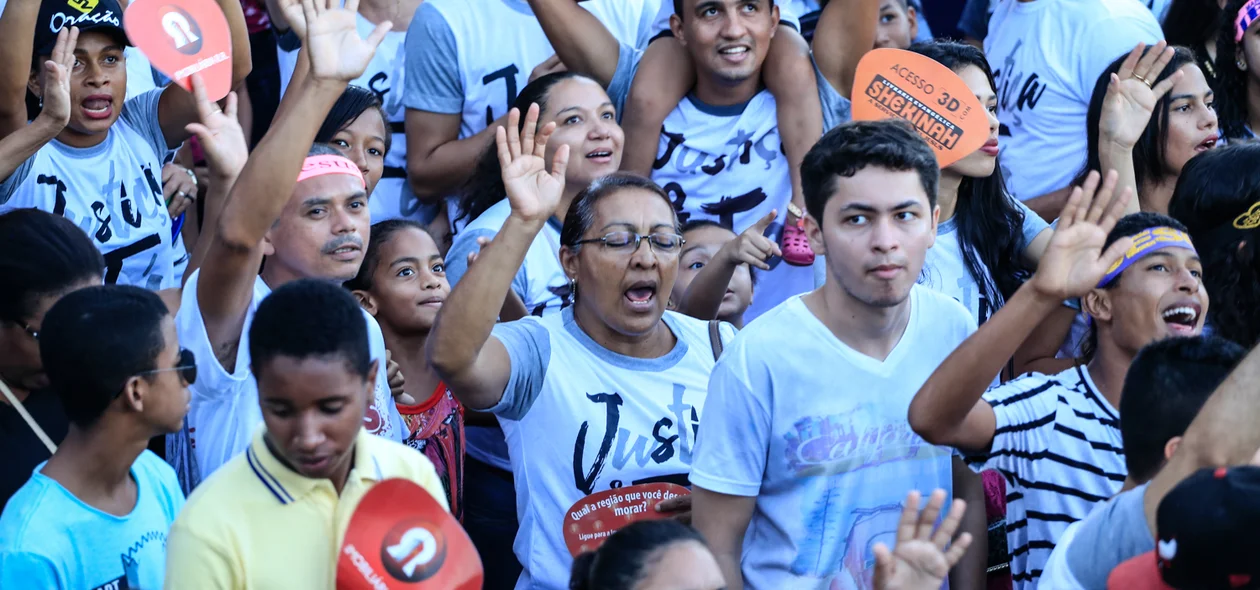 Fiéis orando 