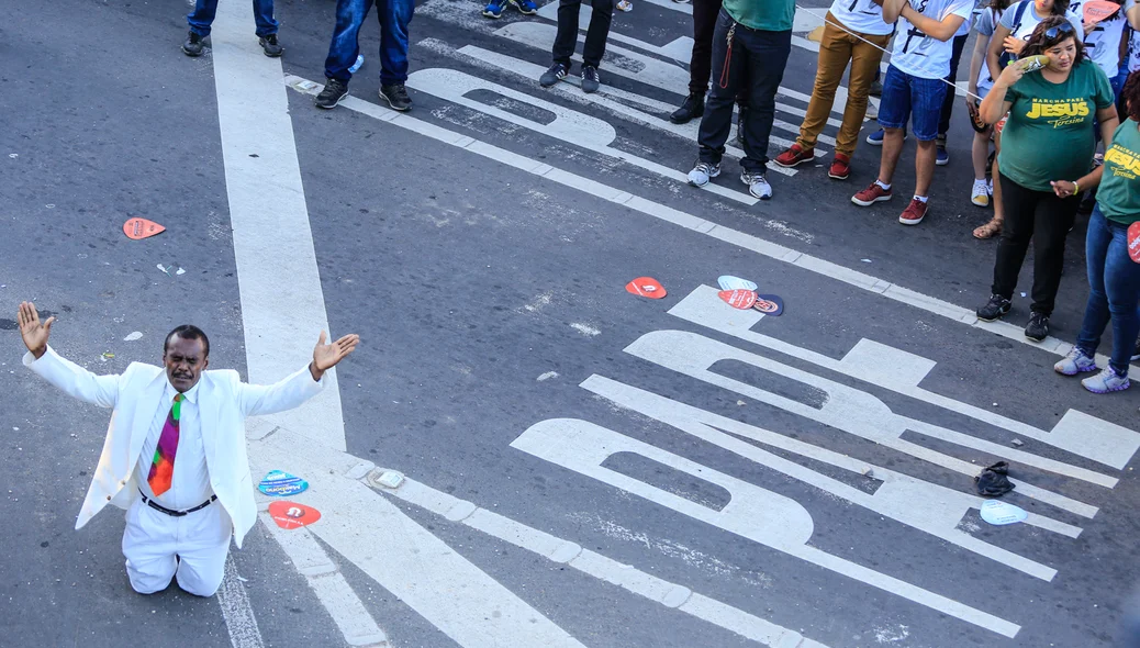 Fiel orando na Marcha para Jesus 
