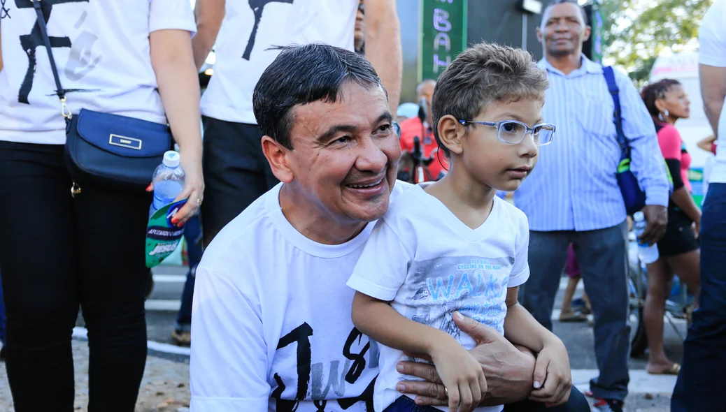 Governador tira fotos com criança na marcha 