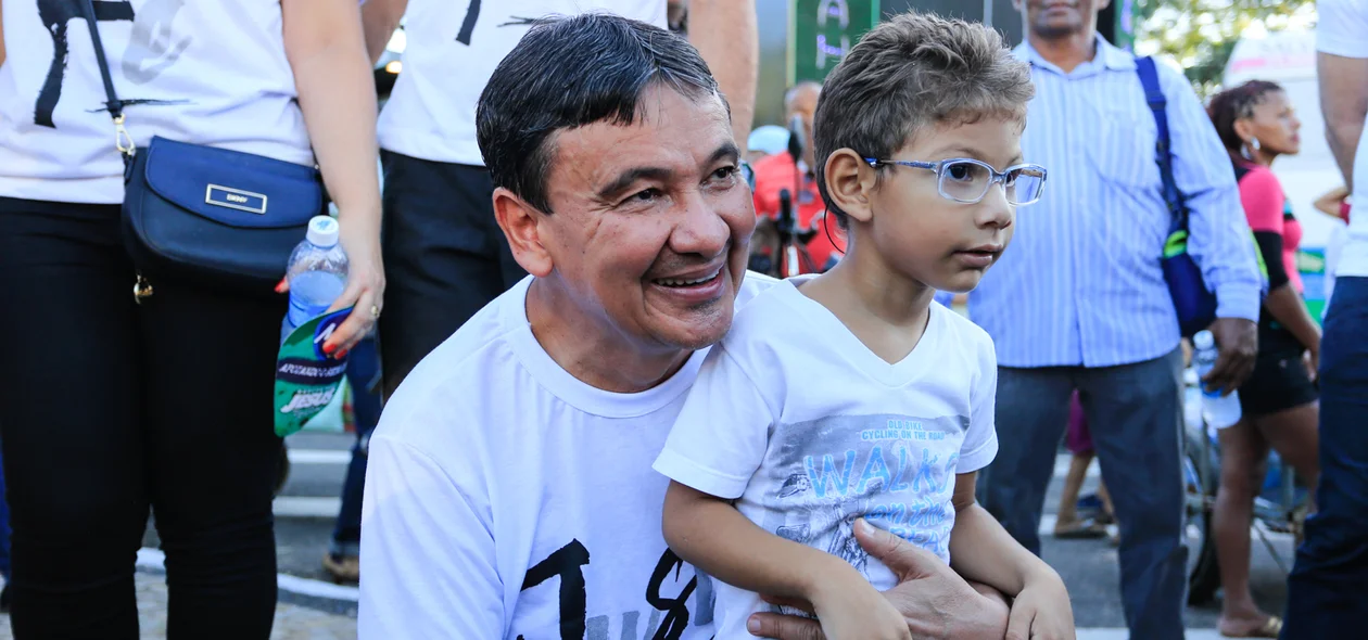 Governador tira fotos com criança na marcha 