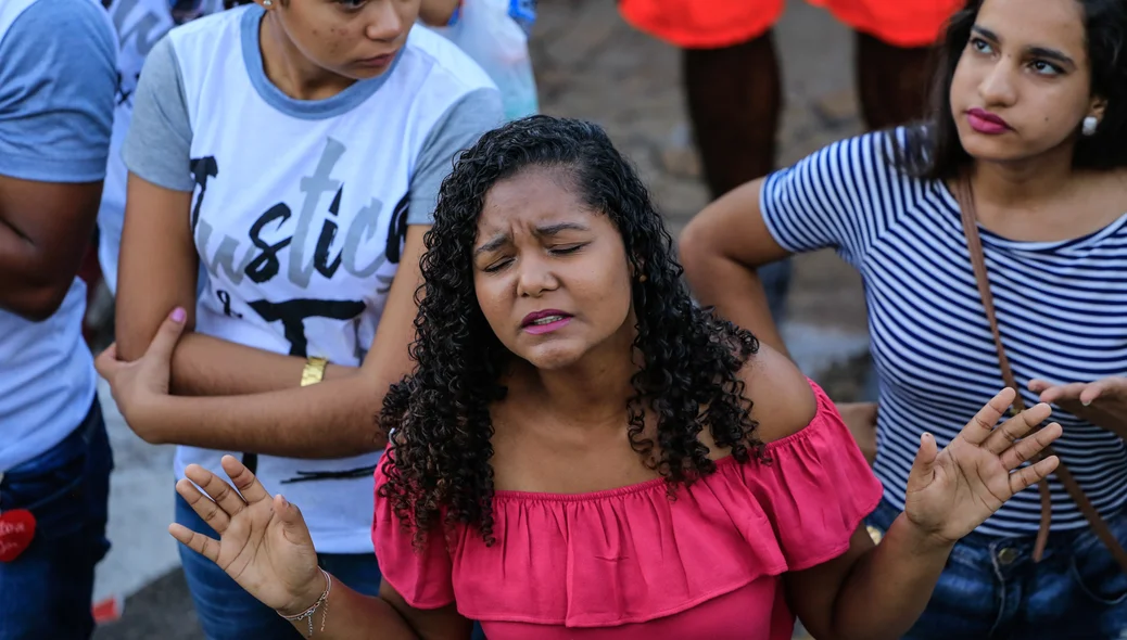 Jovem orando 