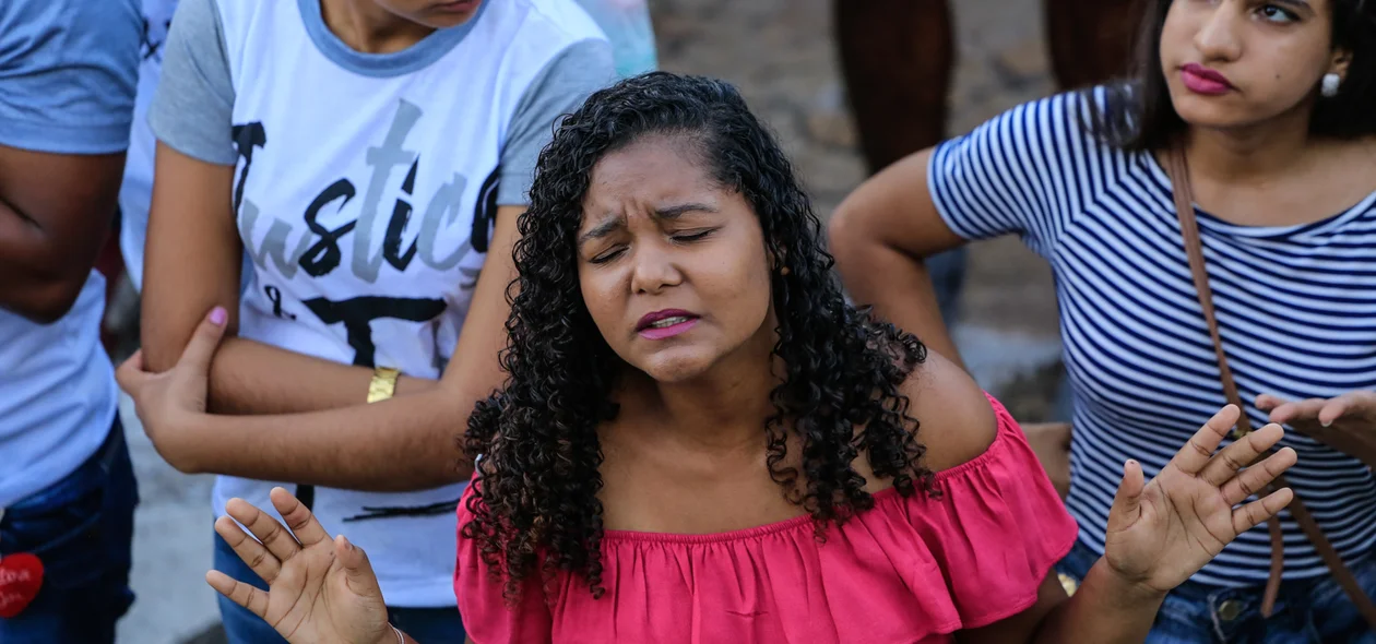 Jovem orando 