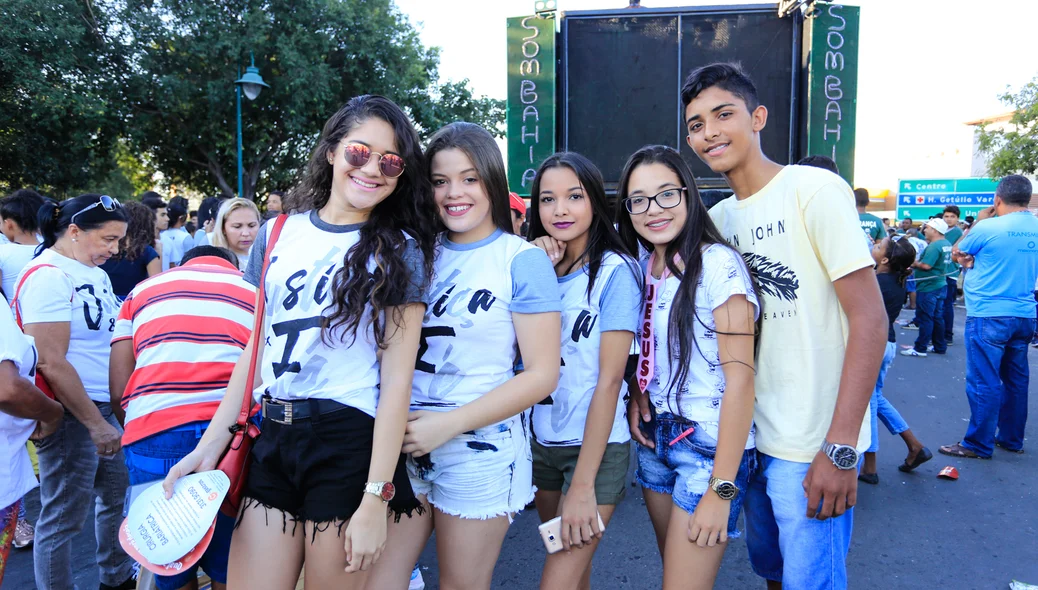 Jovens participam da Marcha para Jesus 