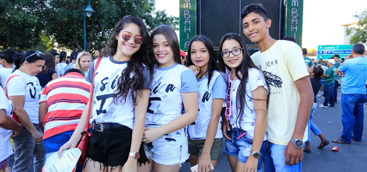 Jovens participam da Marcha para Jesus 