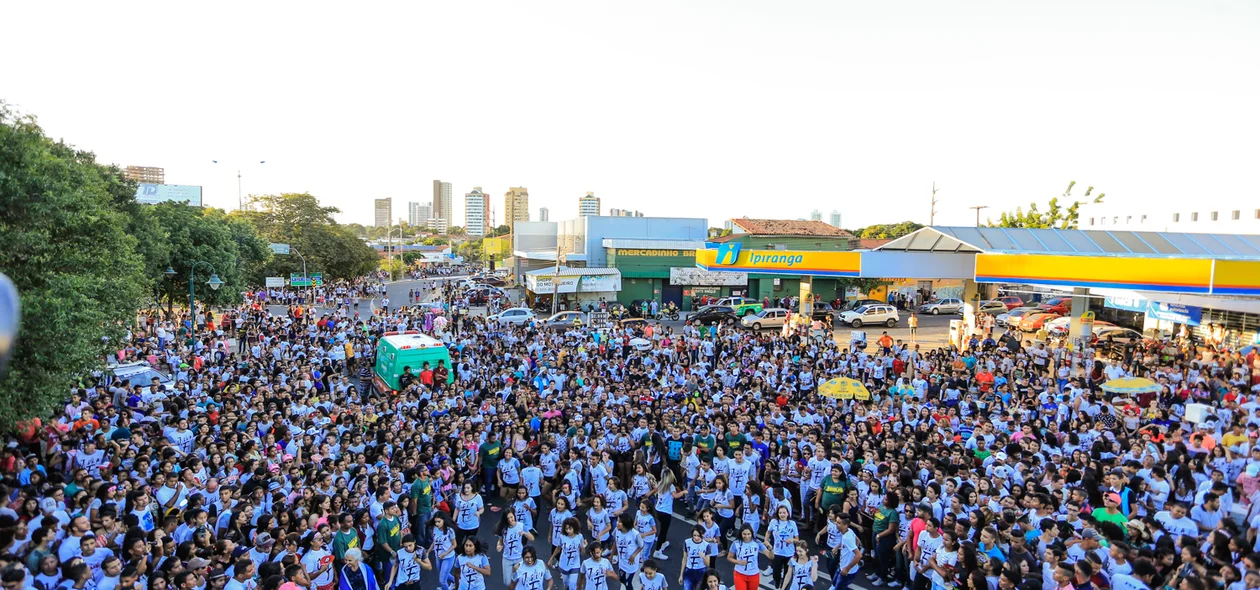 Multidão de jovens participam da Marcha para Jesus