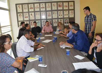 Padre Walmir reune-se com representantes dos servidores públicos