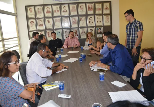 Padre Walmir reune-se com representantes dos servidores públicos