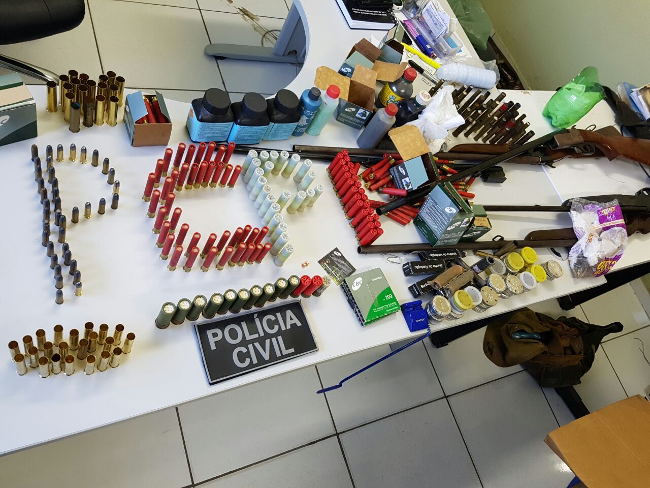 Polícia apreendeu cinco espingardas e diversas munições durante a ação.
