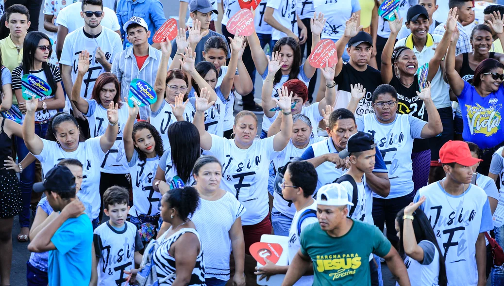 Povo orando em Teresina 