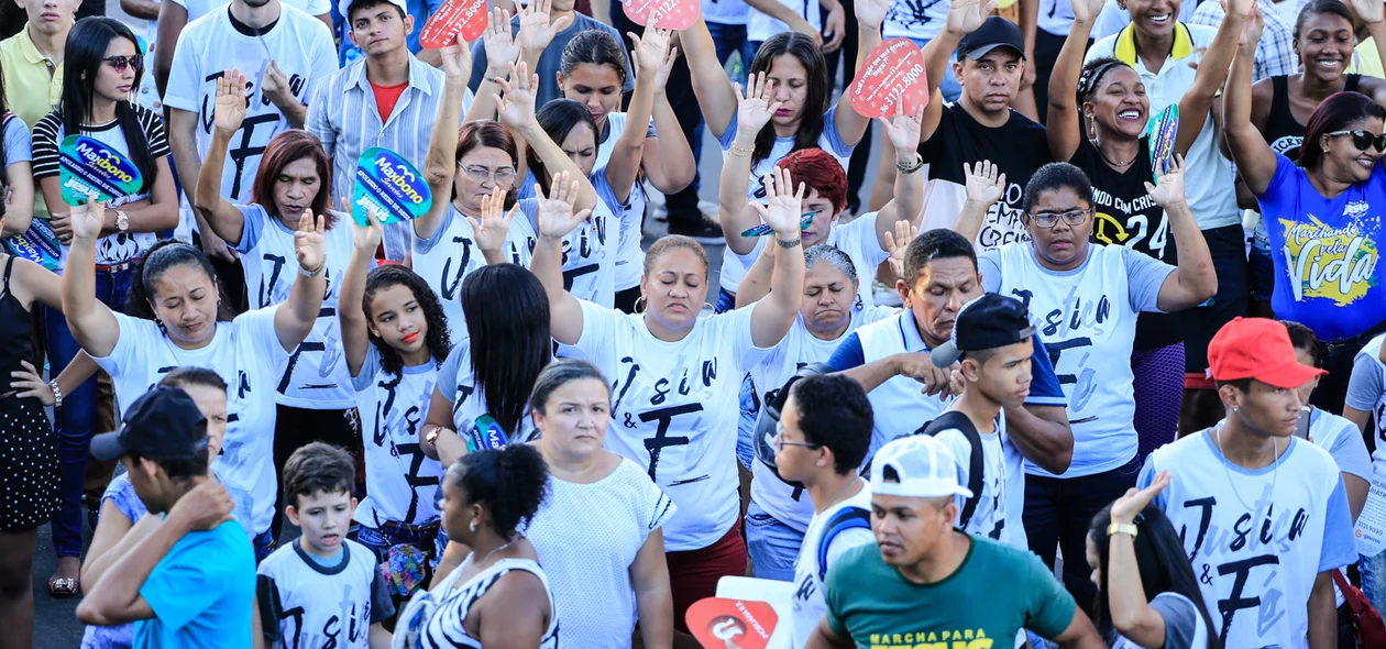 Povo orando em Teresina 