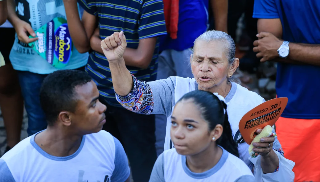 Senhora orando na Marcha para Jesus 