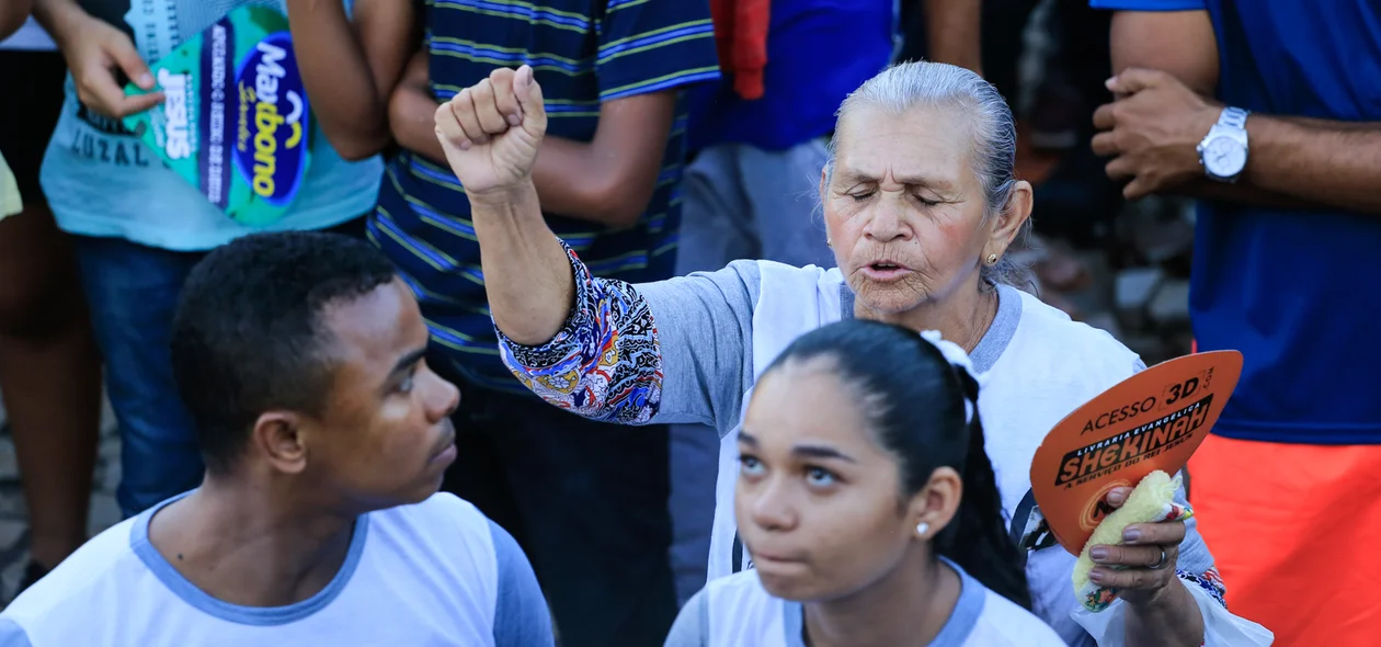 Senhora orando na Marcha para Jesus 