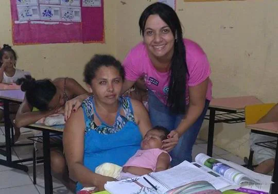 Silvia assiste aula com a filha no colo