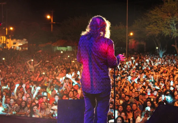 Alceu Valença se apresentou para público de 11 mil pessoas em Pedro II.