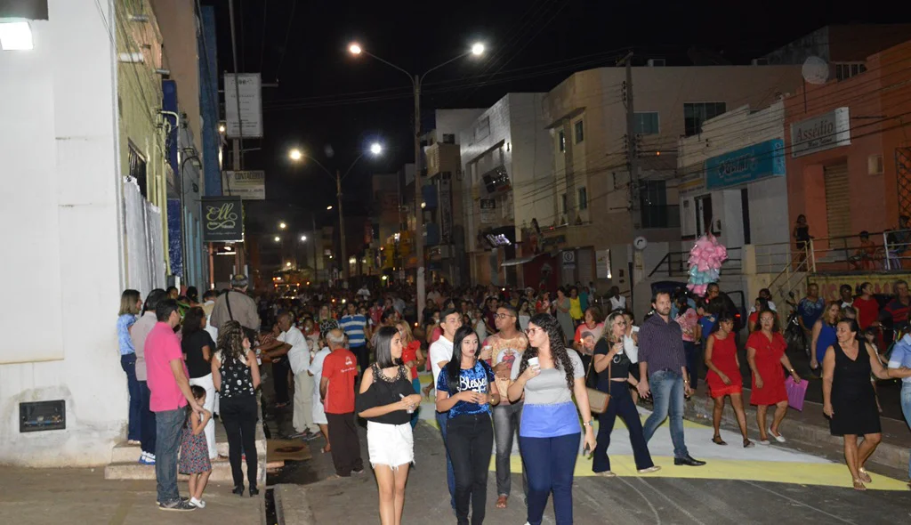 Devotos acompanham a procissão