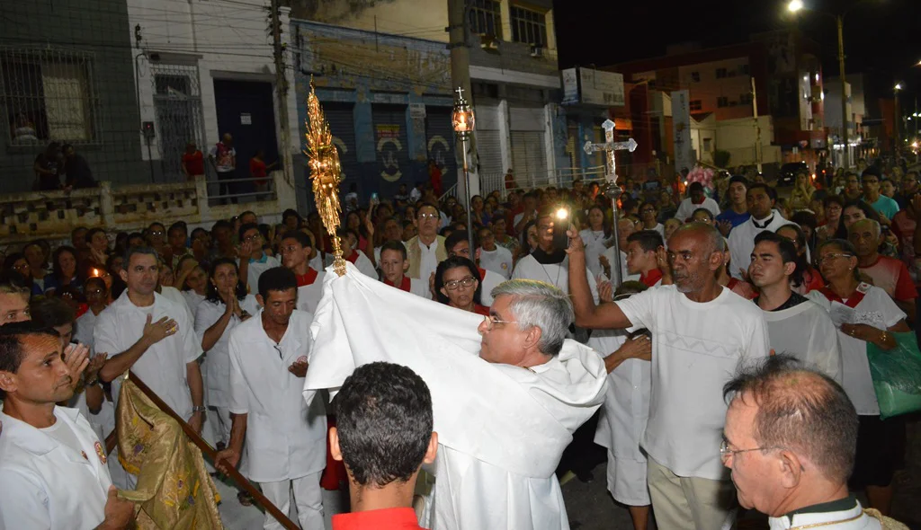 Dom Plínio comanda a benção do Santíssimo Sacramento